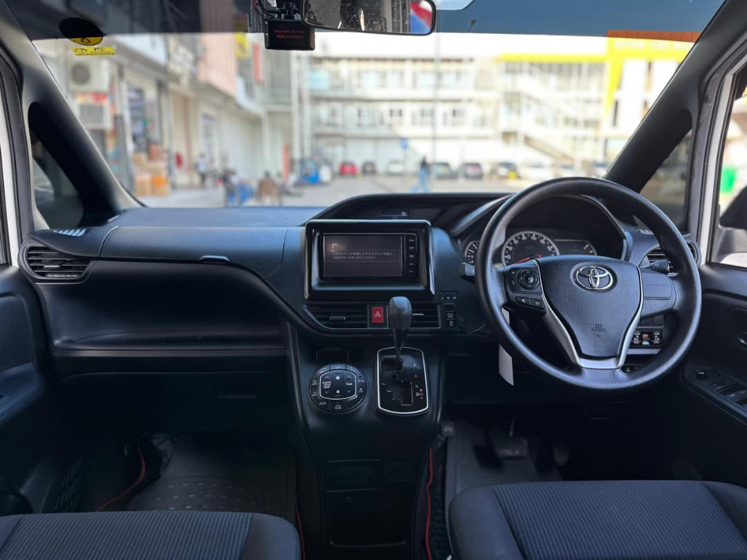 Toyota noah thumbnail 5